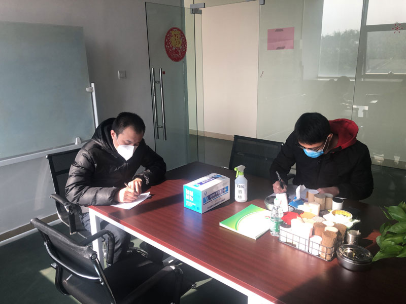 發放口罩，填寫登記表